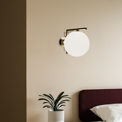 Opalune | Melkglazen Wandlamp – Opaal Bol in Messing, Zwart of Chroom voor Luxe Interieurs