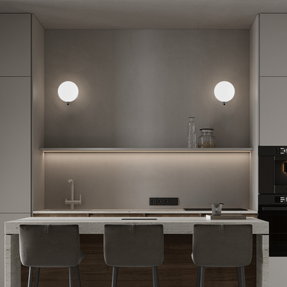 Opalune | Melkglazen Wandlamp – Opaal Bol in Messing, Zwart of Chroom voor Luxe Interieurs